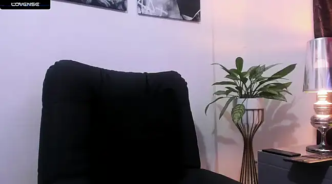 Snapshot of CruzVega chatting on February 18, 10:03 pm CruzVega online show from February 18, 10:03 pm