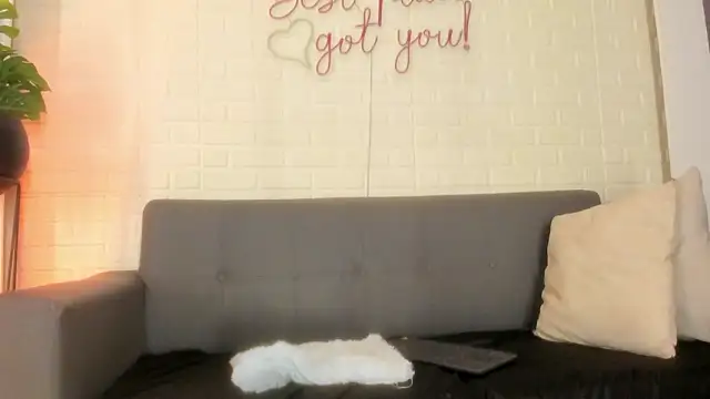 Snapshot of karina_gomez_18 chatting on February 16, 11:28 am karina gomez 18 online show from February 16, 11:28 am