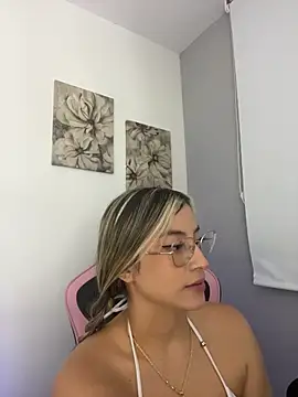 Snapshot of Issabela_G1 chatting on April 30, 12:06 am Issabela G1 online show from April 30, 12:06 am