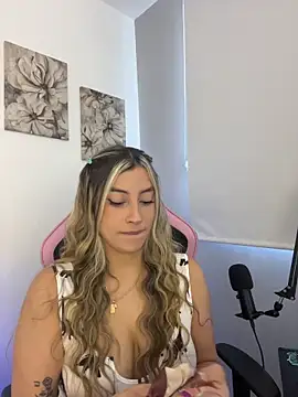 Snapshot of Issabela_G1 chatting on May 3, 8:04 pm Issabela G1 online show from May 3, 8:04 pm