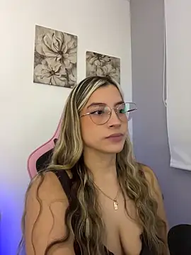 Snapshot of Issabela_G1 chatting on May 4, 10:28 pm Issabela G1 online show from May 4, 10:28 pm