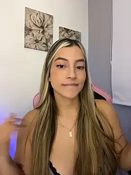 Snapshot of Issabela_G1 chatting on May 8, 11:10 pm Issabela G1 online show from May 8, 11:10 pm