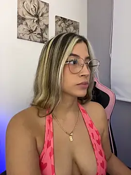 Snapshot of Issabela_G1 chatting on May 10, 12:38 am Issabela G1 online show from May 10, 12:38 am