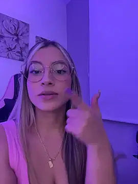 Snapshot of Issabela_G1 chatting on May 13, 2:42 am Issabela G1 online show from May 13, 2:42 am