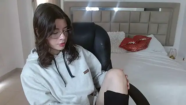 zoecruzz online show from November 17, 3:29 pm