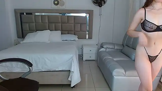 zoecruzz online show from February 4, 2:56 pm