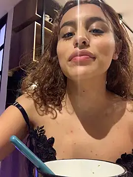 Snapshot of Katee_Jones chatting on December 7, 12:08 am Katee Jones online show from December 7, 12:08 am