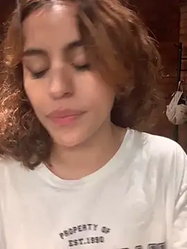 Snapshot of Katee_Jones chatting on January 4, 12:27 am Katee Jones online show from January 4, 12:27 am