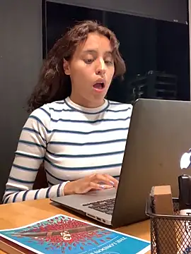 Snapshot of Katee_Jones chatting on February 1, 1:23 am Katee Jones online show from February 1, 1:23 am