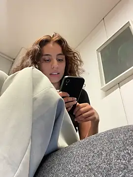 Snapshot of Katee_Jones chatting on February 5, 12:53 am Katee Jones online show from February 5, 12:53 am