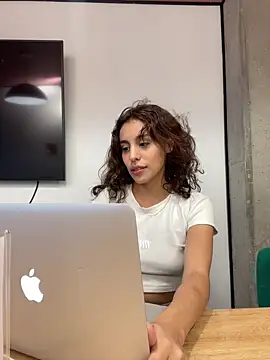 Snapshot of Katee_Jones chatting on February 12, 9:54 pm Katee Jones online show from February 12, 9:54 pm