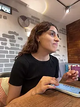 Snapshot of Katee_Jones chatting on March 18, 9:43 pm Katee Jones online show from March 18, 9:43 pm