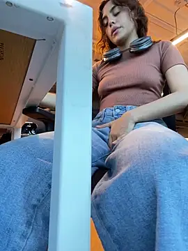 Snapshot of Katee_Jones chatting on September 27, 10:37 pm Katee Jones online show from September 27, 10:37 pm