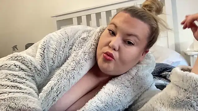 Snapshot of Busty-BBW-Emilie chatting on December 27, 1:28 pm Busty-BBW-Emilie online show from December 27, 1:28 pm