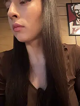 Holly Play online show from June 13, 8:01 am