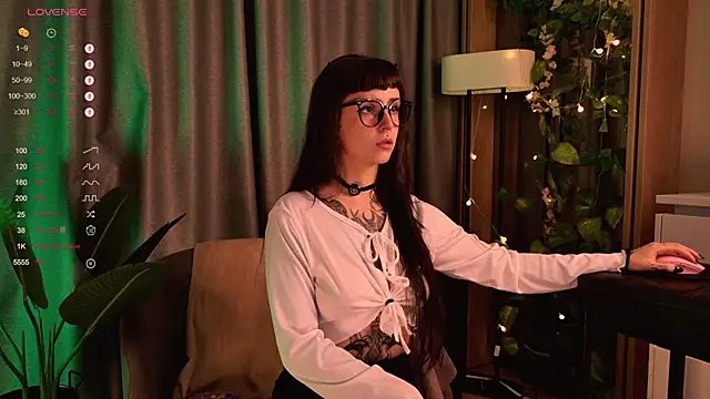 Snapshot of MichaellaMoon chatting on December 2, 5:48 pm MichaellaMoon online show from December 2, 5:48 pm