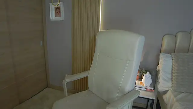 Snapshot of Alessia-miller_ chatting on March 16, 12:23 am Alessia-miller online show from March 16, 12:23 am