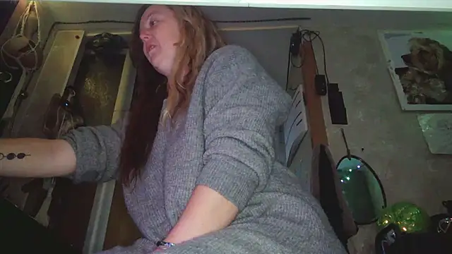 Snapshot of Lyrann89 chatting on December 1, 1:43 am Lyrann89 online show from December 1, 1:43 am