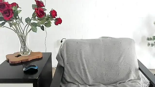 MendiPetite online show from April 3, 8:23 am