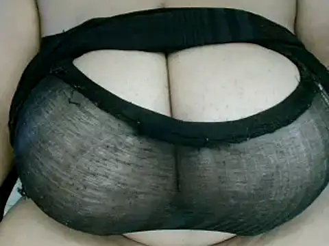 Snapshot of Hugetittiesxx2 chatting on February 16, 3:37 am Hugetittiesxx2 online show from February 16, 3:37 am