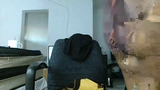 Snapshot of Hugetittiesxx2 chatting on November 26, 3:18 am Hugetittiesxx2 online show from November 26, 3:18 am