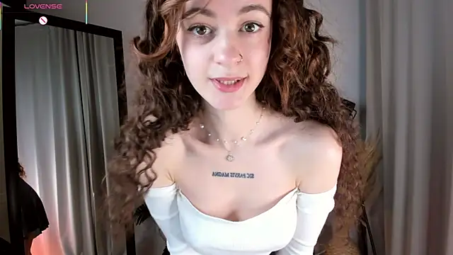Snapshot of Curly_Moon chatting on April 28, 1:49 pm Curly Moon online show from April 28, 1:49 pm