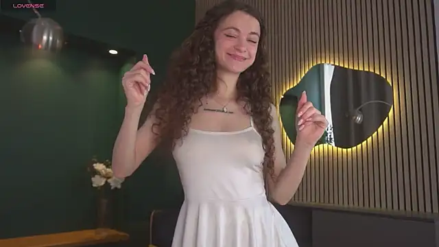 Snapshot of Curly_Moon chatting on July 7, 6:47 am Curly Moon online show from July 7, 6:47 am