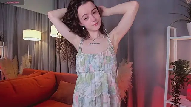 Snapshot of Curly_Moon chatting on July 18, 9:46 am Curly Moon online show from July 18, 9:46 am