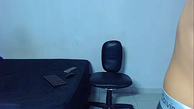 Snapshot of mikecoper_23 chatting on March 20, 2:00 pm mikecoper 23 online show from March 20, 2:00 pm