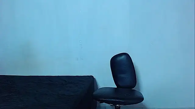 Snapshot of mikecoper_23 chatting on April 7, 1:06 am mikecoper 23 online show from April 7, 1:06 am