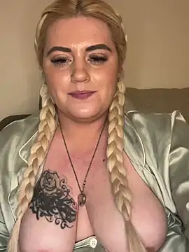 Snapshot of Blondiee3088 chatting on February 10, 11:45 pm Blondiee3088 online show from February 10, 11:45 pm