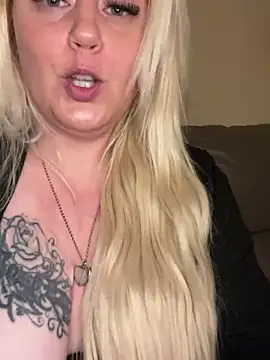 Snapshot of Blondiee3088 chatting on March 6, 6:59 pm Blondiee3088 online show from March 6, 6:59 pm