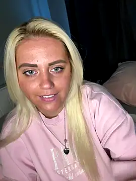 Snapshot of Blondiee3088 chatting on October 29, 3:14 pm Blondiee3088 online show from October 29, 3:14 pm