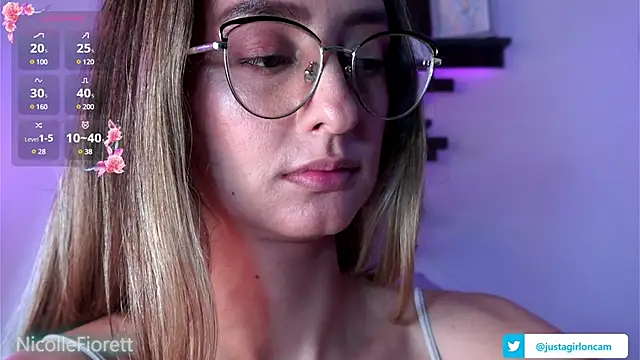 nicollefiorett online show from December 8, 11:19 pm