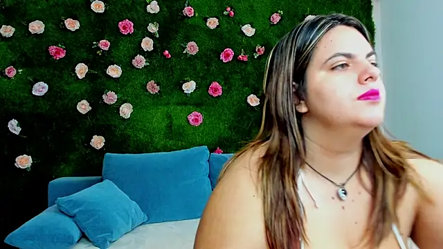 Huge Titties  online show from October 15, 7:14 pm