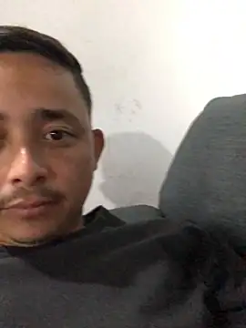 isacalejandroo online show from December 28, 1:39 am