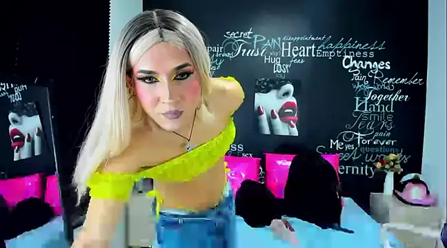 DarianaGia online show from December 4, 5:05 am