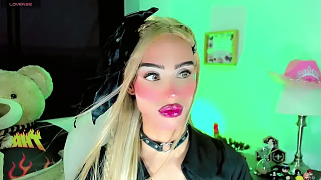 Snapshot of dollswit01 chatting on January 20, 11:21 pm dollswit01 online show from January 20, 11:21 pm