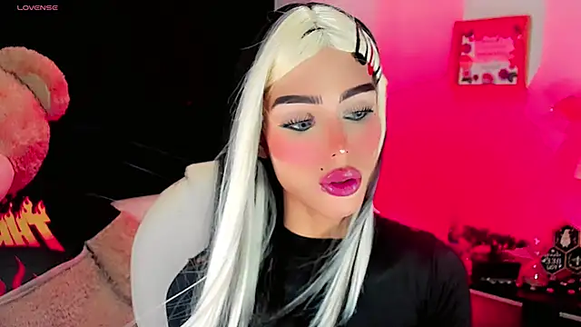 Snapshot of dollswit01 chatting on January 22, 12:48 am dollswit01 online show from January 22, 12:48 am