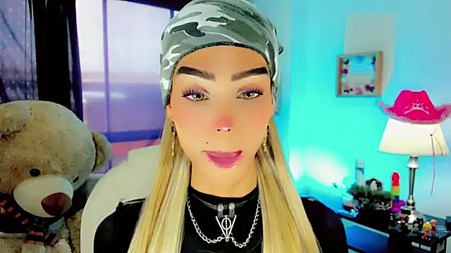 Snapshot of dollswit01 chatting on January 25, 7:39 pm dollswit01 online show from January 25, 7:39 pm