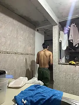 Snapshot of Rouuus12 chatting on February 4, 12:33 pm Rouuus12 online show from February 4, 12:33 pm