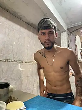 Snapshot of Rouuus12 chatting on February 7, 12:42 pm Rouuus12 online show from February 7, 12:42 pm