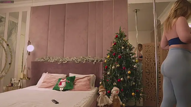 Smiley Mia online show from December 4, 5:06 am