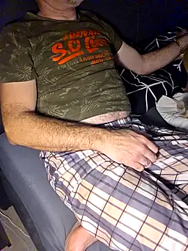 Snapshot of Crosss-23cm chatting on December 17, 6:25 pm Crosss-23cm online show from December 17, 6:25 pm