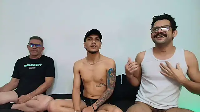 Snapshot of Benjamin_show chatting on February 1, 1:37 am Benjamin show online show from February 1, 1:37 am