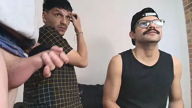 Snapshot of Benjamin_show chatting on February 8, 9:18 pm Benjamin show online show from February 8, 9:18 pm