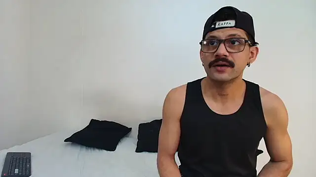 Snapshot of Benjamin_show chatting on February 21, 4:52 pm Benjamin show online show from February 21, 4:52 pm