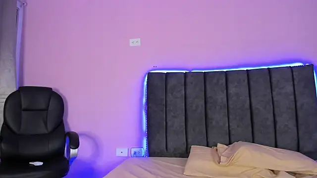 Snapshot of AbbySmiitth_ chatting on January 11, 12:07 pm AbbySmiitth online show from January 11, 12:07 pm