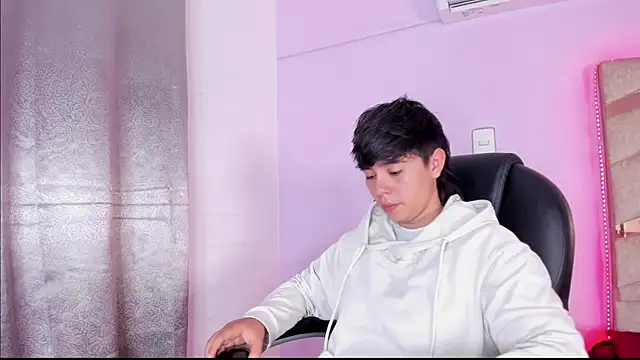 Snapshot of AbbySmiitth_ chatting on March 18, 3:10 pm AbbySmiitth online show from March 18, 3:10 pm