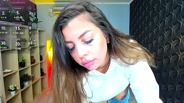 Snapshot of nicolee___19 chatting on January 29, 8:18 am nicolee 19 online show from January 29, 8:18 am